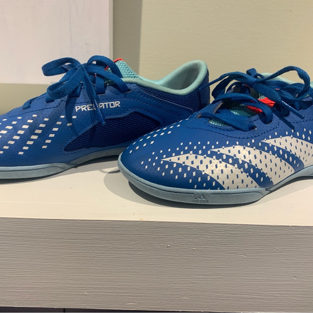Boys size 3 indoor Adidas soccer shoes